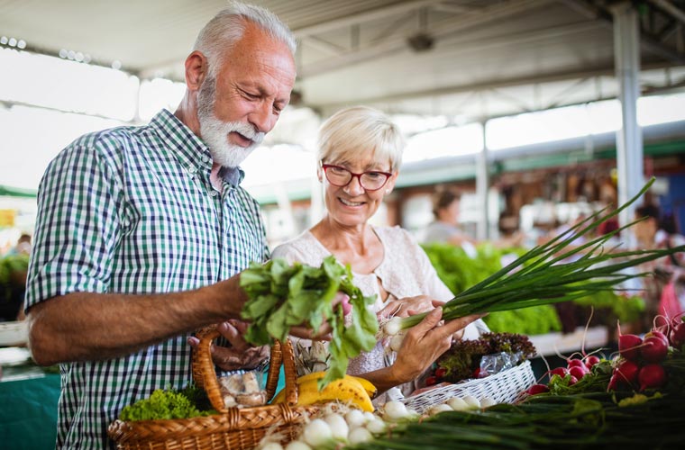 Ernährung und Darmgesundheit ist wichtig: Älteres Paar beim Einkaufen