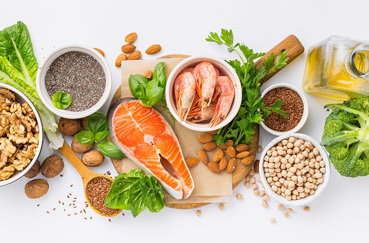 Lebensmittel mit hohen Omega-3-Fettsäuren: Lachs, Garnelen, Nüsse, Chiasamen und pflanzliche Öle – wichtige Quellen für eine gesunde Ernährung.