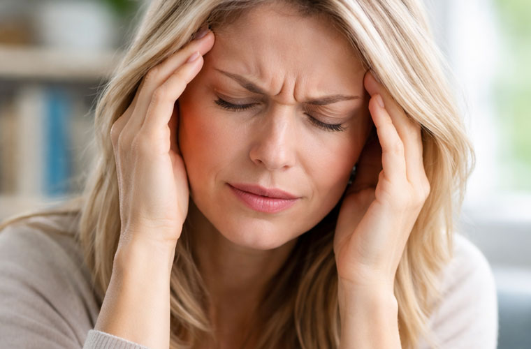 Junge Frau leidet an Migräne, sinnvolle Laboranalysen können Therapiemaßnahmen unterstützen