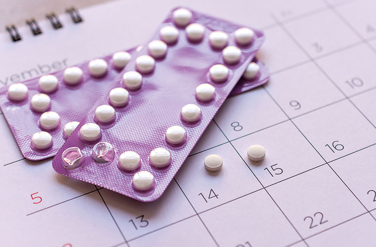 Antibabypille in lila Blisterpackung auf einem Kalender, verbunden mit potenziellen Nebenwirkungen wie Vitamin- und Mineralstoffmangel.