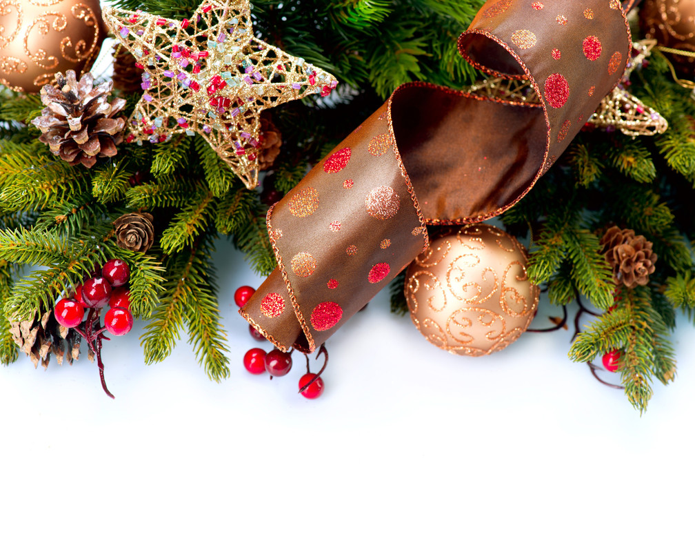 Weihnachtliche Dekoration mit Tannenzweigen, roten Beeren, goldenen Kugeln, einem Stern, Zapfen und braunem Band mit roten Glitzerpunkten.