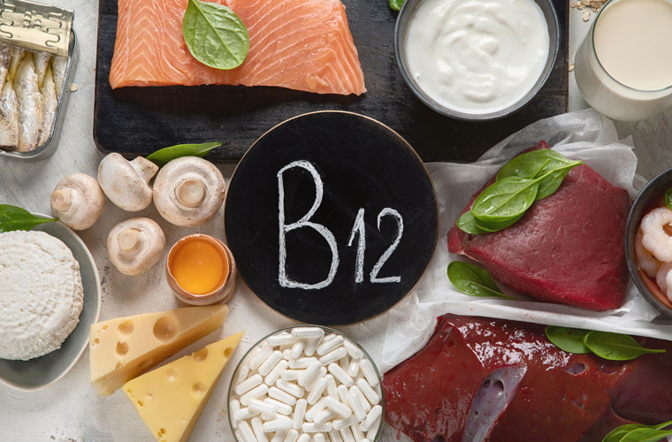Verschiedene Nahrungsmittel mit Vitamin B12