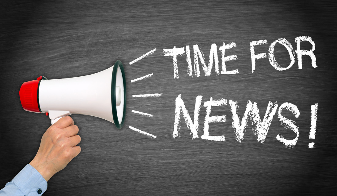 Megafon vor einer Tafel mit der Aufschrift 'Time for News!' – Ankündigung der neuen ärztlichen Leitung im Labor Dr. Bayer.